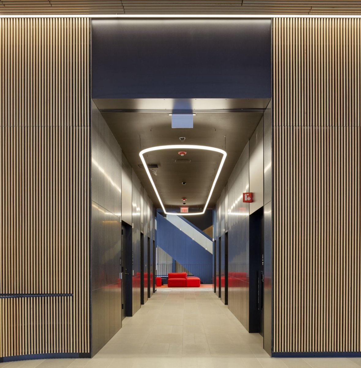 Detail černé oceli a dřevěného obložení interiéru. (Centrum výpočetní a datové vědy Bostonské univerzity, KPMB Architects)