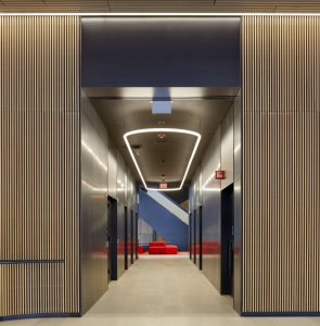 Detail černé oceli a dřevěného obložení interiéru. (Centrum výpočetní a datové vědy Bostonské univerzity, KPMB Architects)