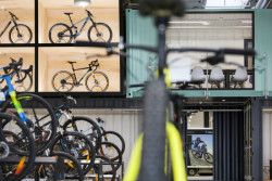 Kontejnerová stěna prodejny Kolovna, Hast Retail.