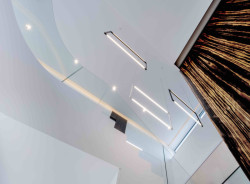 Podle návrhu ateliéru Kareš Arch vznikla další neofunkcionalistická vila nad Brnem s velkými prosklenými plochami