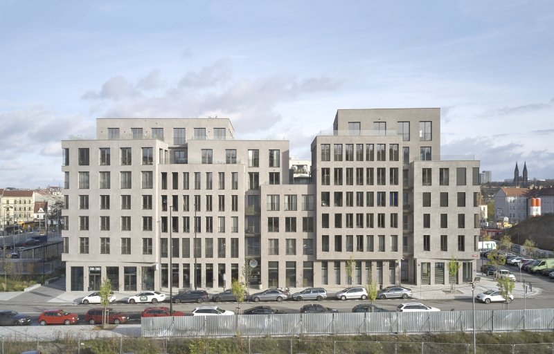 Střecha budovy funguje jako terasa a spodní patro zase nabízí otevřené partery. (Bydlení na brownfieldu smíchovského nádraží; Chalupa architekti a partneři)