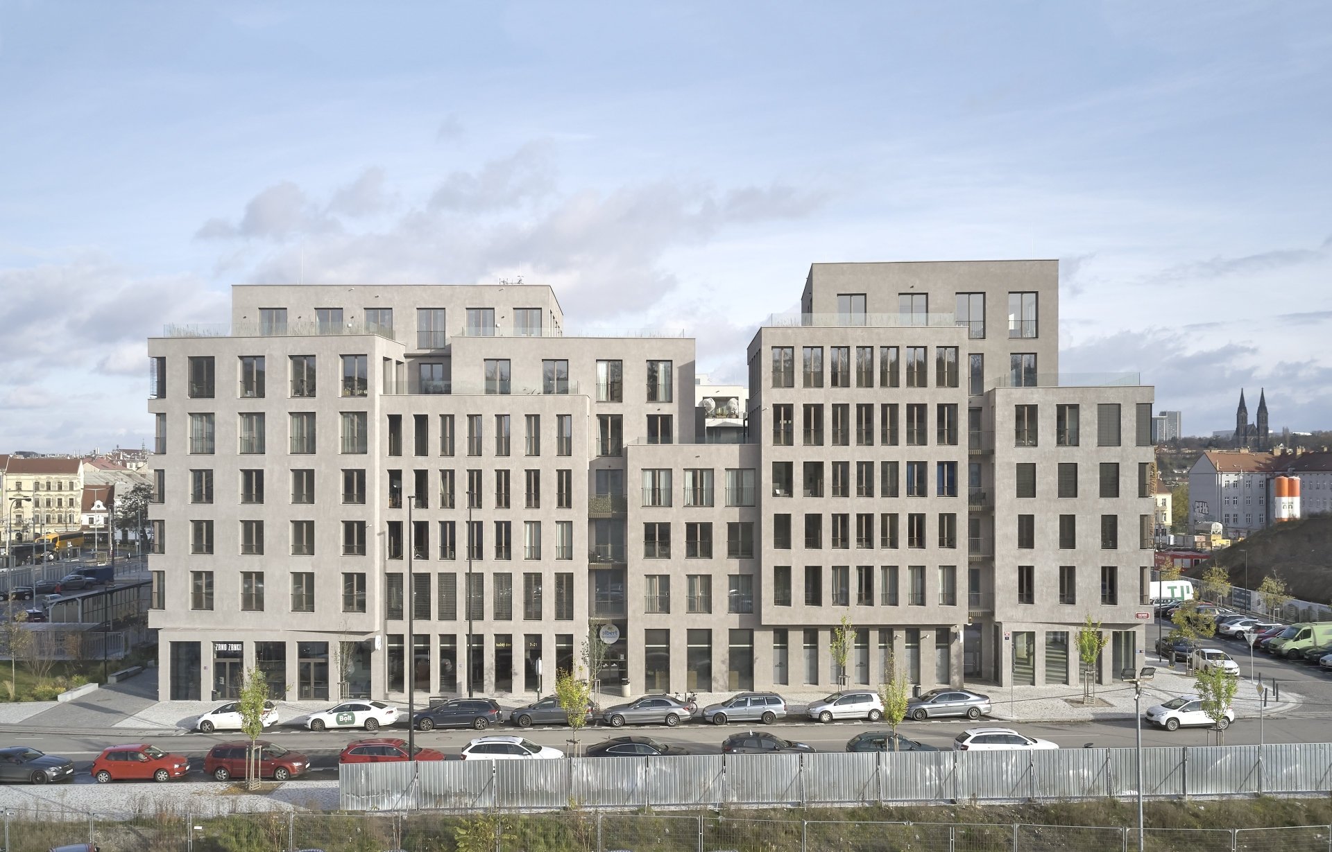 Střecha budovy funguje jako terasa a spodní patro zase nabízí otevřené partery. (Bydlení na brownfieldu smíchovského nádraží; Chalupa architekti a partneři)
