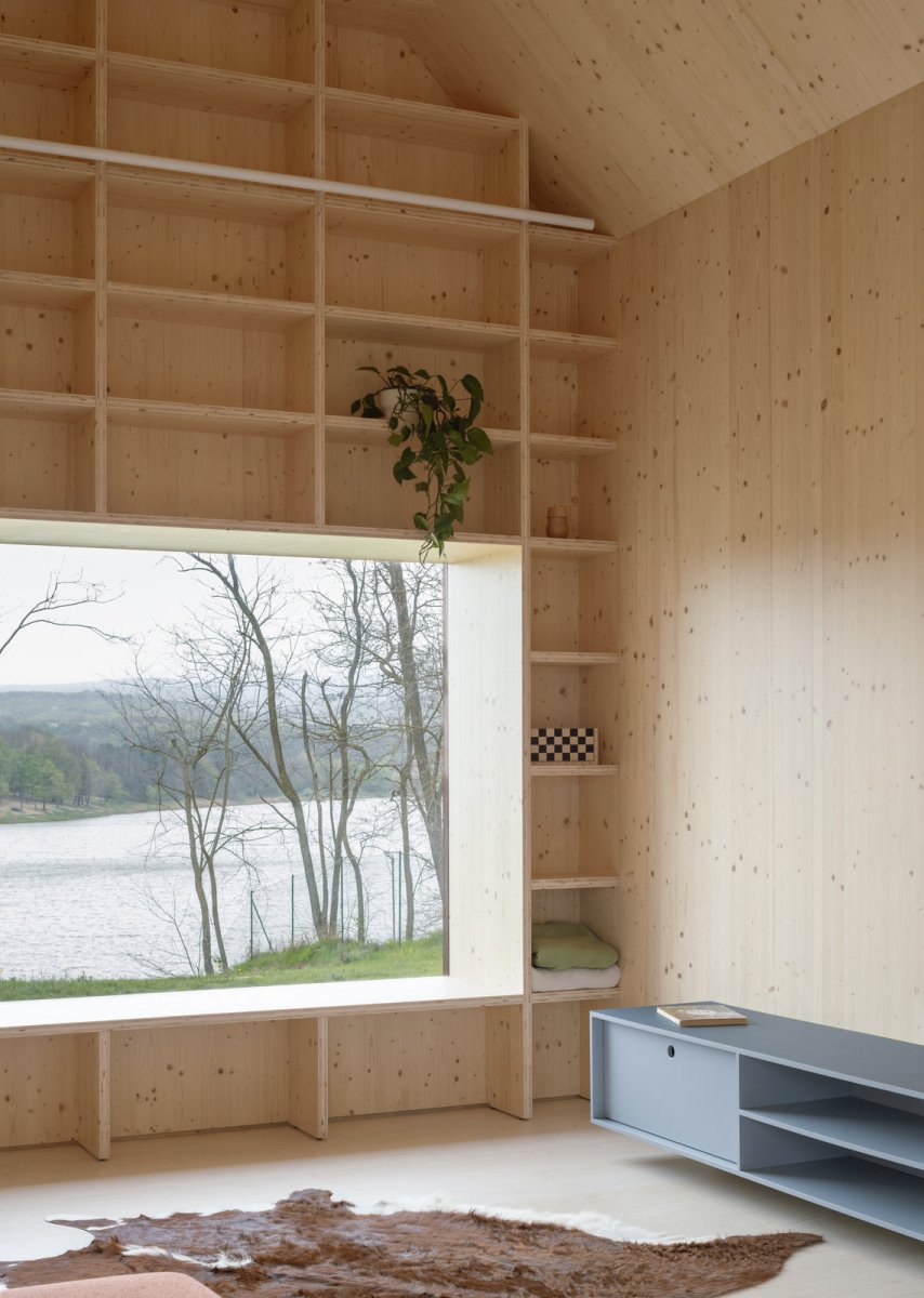 Obývací pokoj (Víkendový dům nad přehradou, NOIZ architekti)