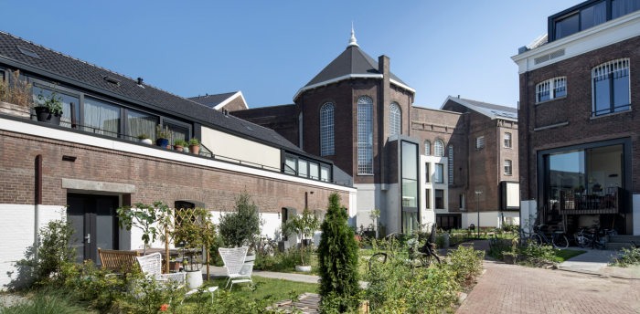 Z původně uzavřeného komplexu se stala prostorná zahrada, která je nově zpřístupněná pro veřejnost. Ale především se tu bydlí. (WDJ studio, Vězení)