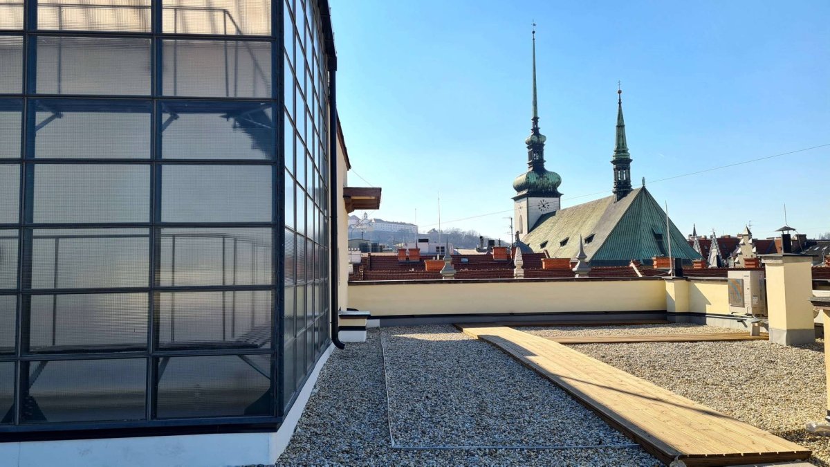 Nově zrekonstruovaná budova Českého rozhlasu nabízí při návštěvě pochozí terasu s netradičním výhledem na Brno.