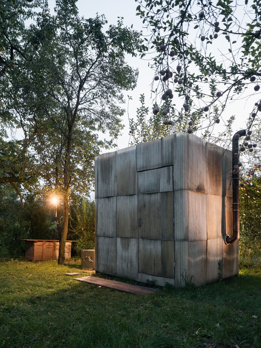 Panuje tu tma a ticho, osvětlení tu normálně není (Sauna, ika.architekti)