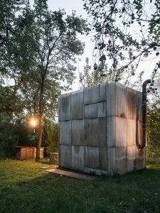 Panuje tu tma a ticho, osvětlení tu normálně není (Sauna, ika.architekti)