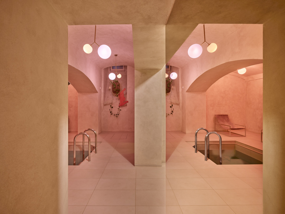 Suterén domu se přeměnil díky architektům Eduardovi a Janě Štěrbákovým na komunitní saunu. (Komunitní sauna; Jana Štěrbáková, Eduard Štěrbák)