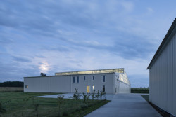 Příjezdová cesta k hangáru (Hangár ve Zbraslavicích, Studio Raketoplán)