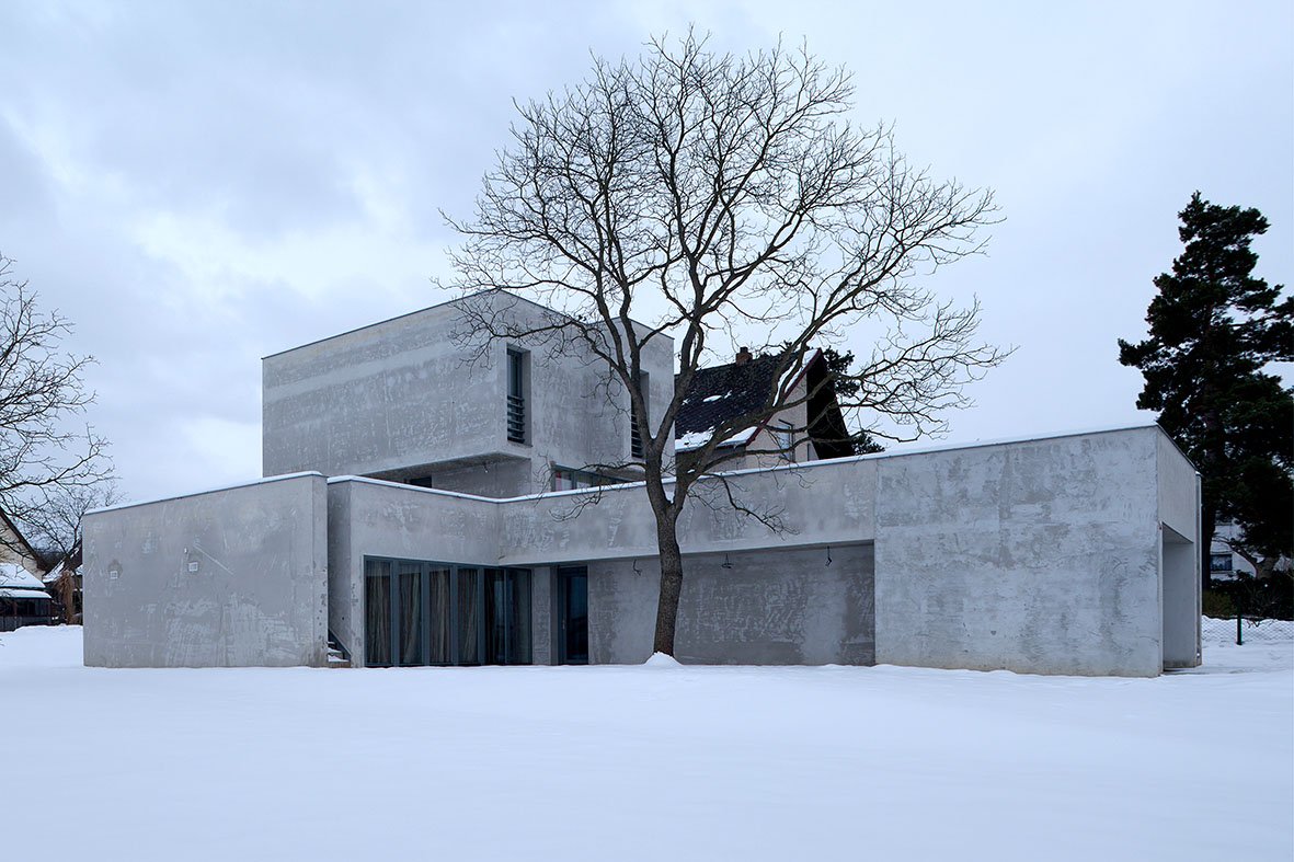 Čerstvě dokončený dům ve Včelné od architekta Ivana Kroupy v roce 2008.