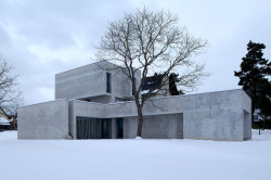 Čerstvě dokončený dům ve Včelné od architekta Ivana Kroupy v roce 2008.