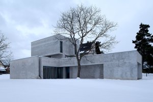 Čerstvě dokončený dům ve Včelné od architekta Ivana Kroupy v roce 2008.