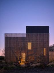 Rodinný dům a sídlo firmy Eko Modular hned vedle sebe - vše z modulů.