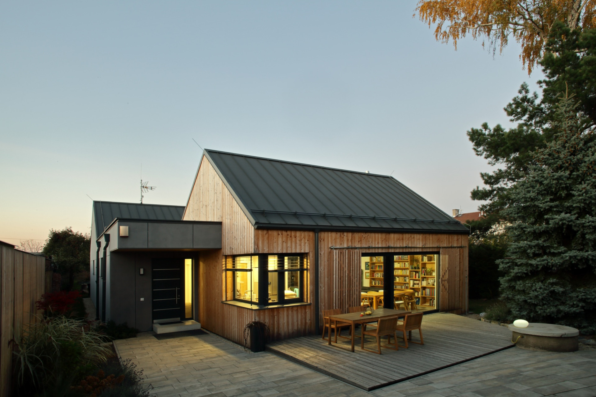 Rodinný dům na Hané, No-A Architekti: Atrium má být intimním prostorem pro snídaně a rodinné povídání, prostředníkem k tiché části domu s pokoji, ložnicemi a pracovnou