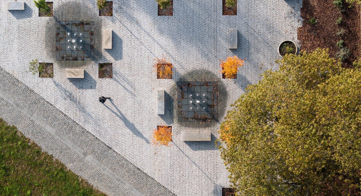 V sousedství náměstí vzniklo posezení. (SOA architekti, ateliér KONCEPT, Park historie v Aši)