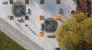 V sousedství náměstí vzniklo posezení. (SOA architekti, ateliér KONCEPT, Park historie v Aši)