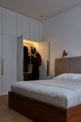 Díky důmyslně navrženému vestavěnému nábytku vznikl na bytě dostatek úložného prostoru.