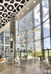 Prosklenou elegantní věž ve Varšavě, která nese název Warsaw Spire, navrhli architekti Jaspers-Eyers Architects.