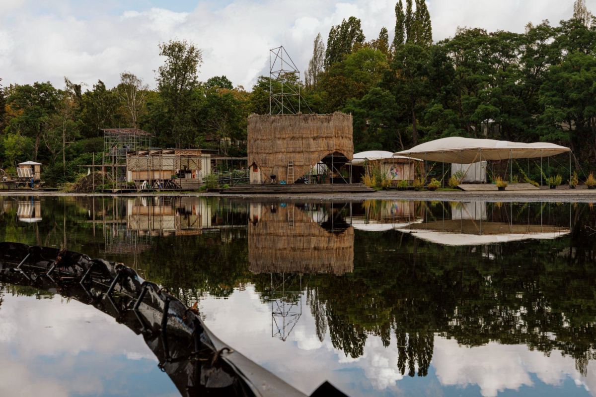 Floating University Berlin působí v městské divočině uprostřed hlavního města.