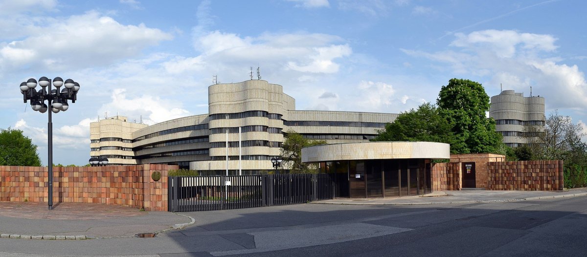 Za realizací Hotelu Praha (1971-1981) stojí čtveřice architektů Paroubek−Navrátil−Černý−Sedláček.