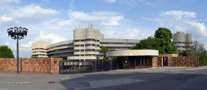 Za realizací Hotelu Praha (1971-1981) stojí čtveřice architektů Paroubek−Navrátil−Černý−Sedláček.