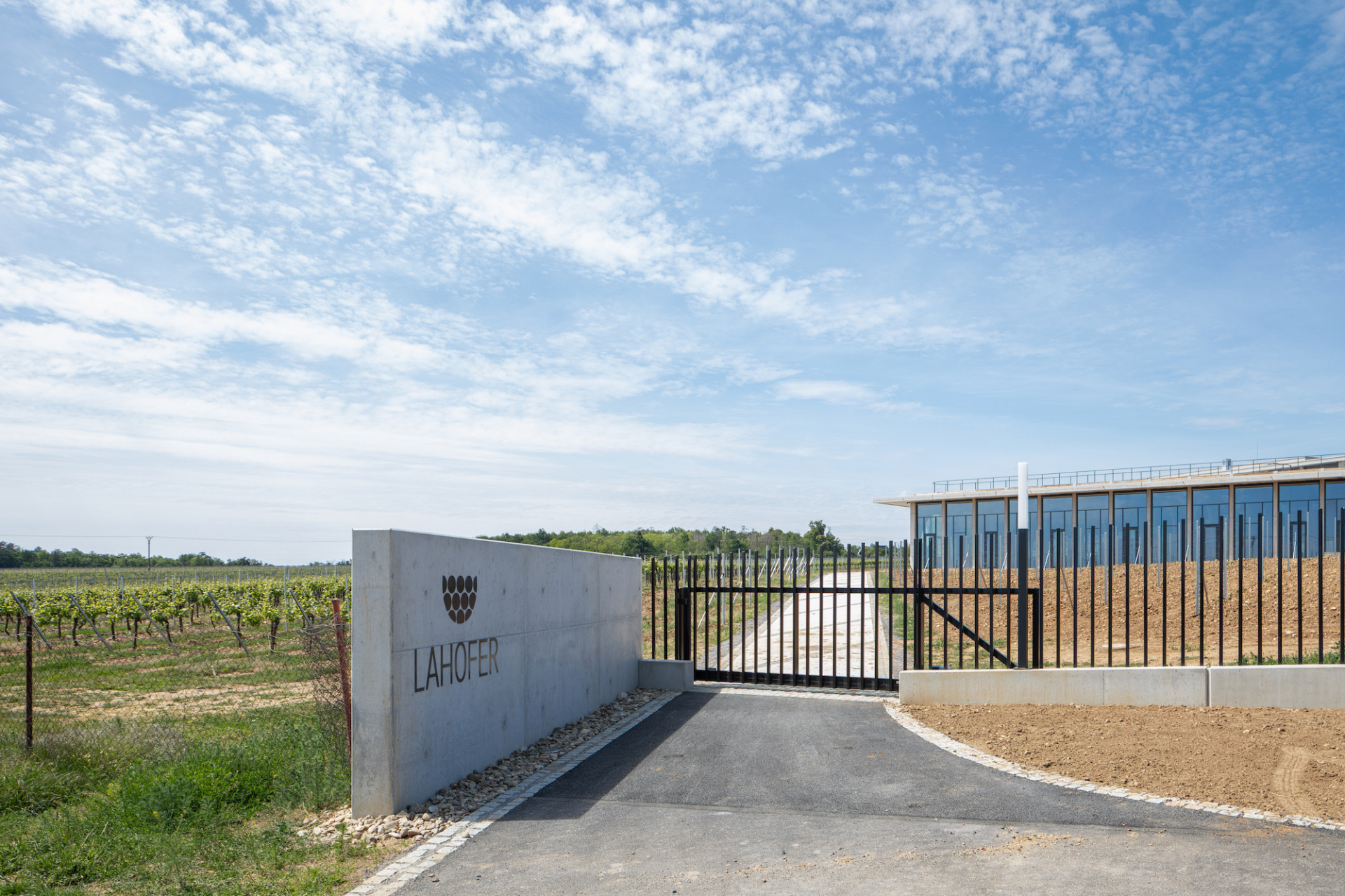 Sídlo Vinařství LAHOFER v Dobšicích u Znojma, Chybík+Krištof