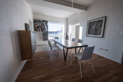 Mjölk architekti, Palmovka Jihlava / Rekonstrukce části průmyslového areálu Jihlavan, jednací místnost s knihovnou – foto