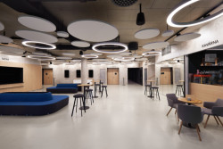 Barové stoličky Spot a modulární sestava Club a křesla Melody Meeting (Rekonstrukce Kulturního domu v Letohradě; architekti.in)