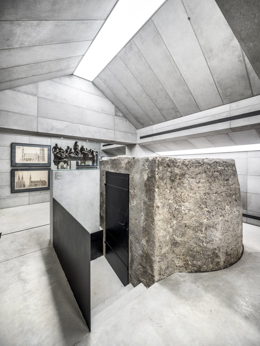 Betonový objekt vložili architekti do historické půdy kapitulního děkanství. Těleso kopíruje sklon střechy, ale zároveň má dostatek svislých stěn pro vystavování