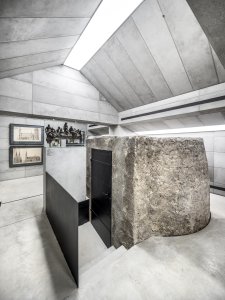 Betonový objekt vložili architekti do historické půdy kapitulního děkanství. Těleso kopíruje sklon střechy, ale zároveň má dostatek svislých stěn pro vystavování
