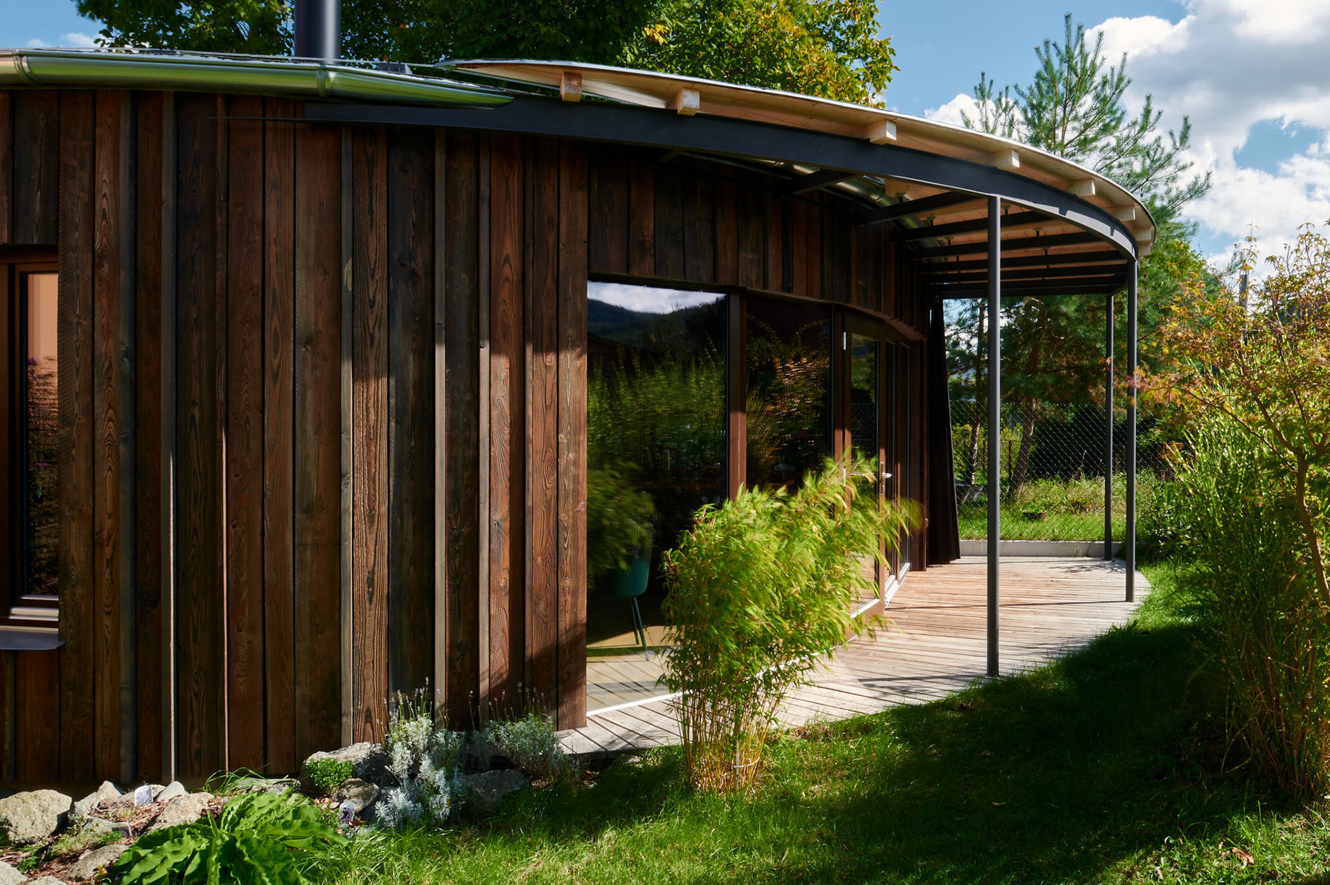 Přístavba k domu rodičů. Má oblé tvary a říká se jí Hruška.