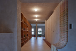 Ovenecká 33, studio OBJEKTOR: Slunný prostor vstupu ovládají tektonicky výrazné figury nárožního štukového pítka a vestavěného tkaného trůnu