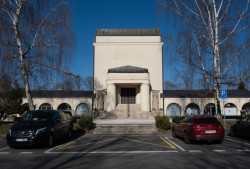 Až přijedete zpět do Liberce, můžete se vydat do Liebiegova městečka. Cesta od terminálu MHD vede přes ikonické secesní krematorium.