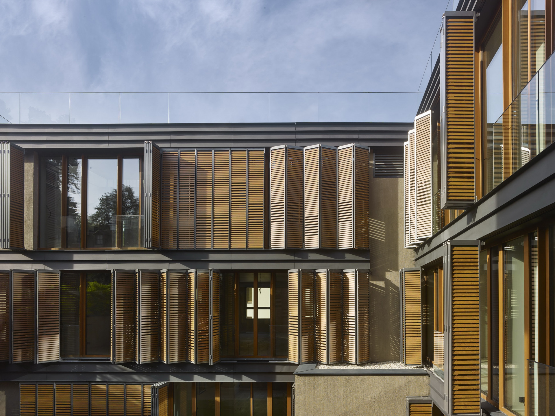 Půdorysně navázal na stopu svého předchůdce - administrativní stavby z 90. let. (Rezidence Gotthardská v Praze, NEDVEDARCHITETI)