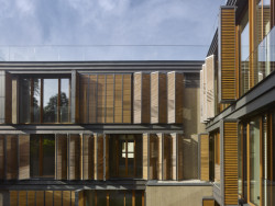 Půdorysně navázal na stopu svého předchůdce - administrativní stavby z 90. let. (Rezidence Gotthardská v Praze, NEDVEDARCHITETI)