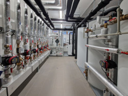 Škola v Českobrodské ulici od  ECOTEN: Pohled do technické místnosti