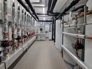 Škola v Českobrodské ulici od  ECOTEN: Pohled do technické místnosti