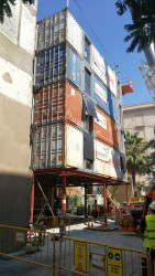 Dočasný bytový dům v Barceloně, Straddle3 + Eulia Arkitektura + Yaiza Terré.