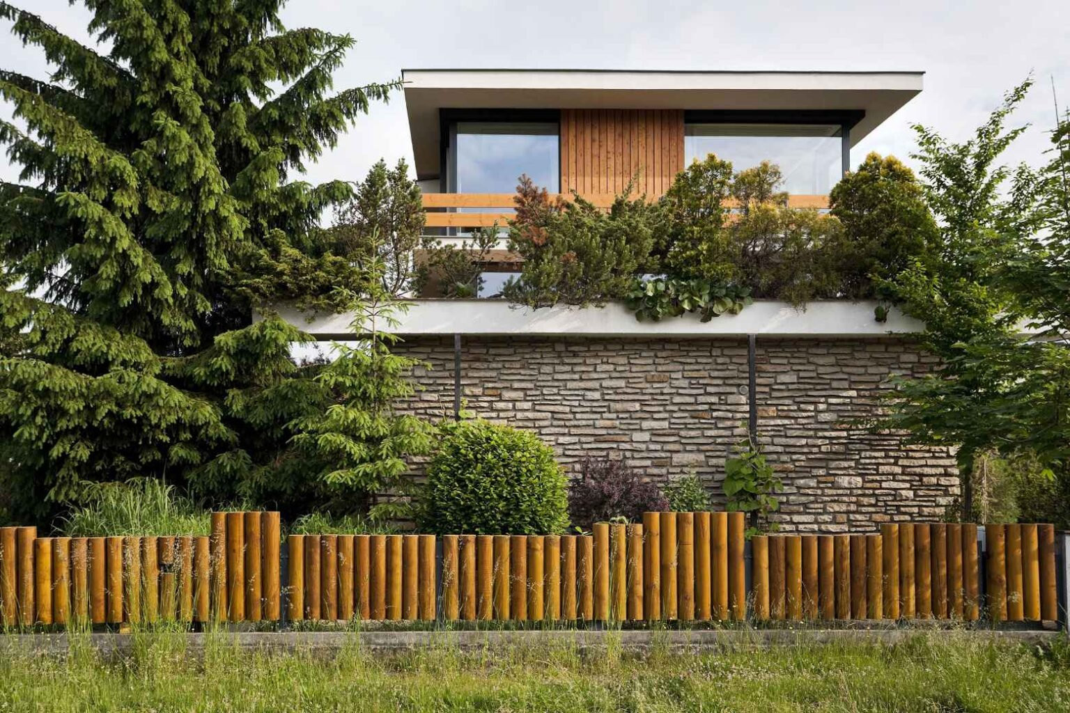 Dodavatel stavby byla  EB – stavební společnost (Rekonstrukce experimentálního domu v Rožnově pod Radhoštěm; Kamil Mrva)