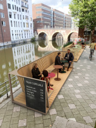 Nový produkt společnosti mmcité Platform vybízí k posezení uprostřed města.