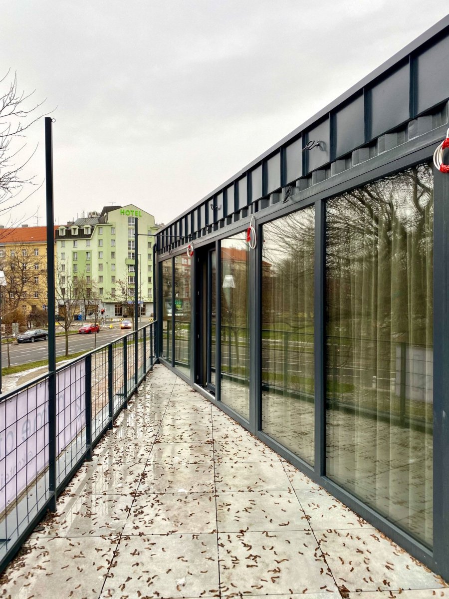 Kavárna Kontejner na Ortenově náměstí od Collarch studia
