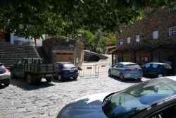 Auta blokovala dokonce schody ke kostelu.