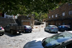 Auta blokovala dokonce schody ke kostelu.