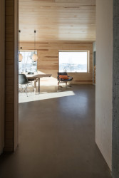 Červený dům z betonu v Lillehammeru, Sanden + Hodnekvam Architects/ John Sanden, Ingvild Hodnekvam, Anders Bjørneseth. Zdroj: Sanden + Hodnekvam ArchitectsČervený dům z betonu v Lillehammeru, Sanden + Hodnekvam Architects/ John Sanden, Ingvild Hodnekvam, Anders Bjørneseth.