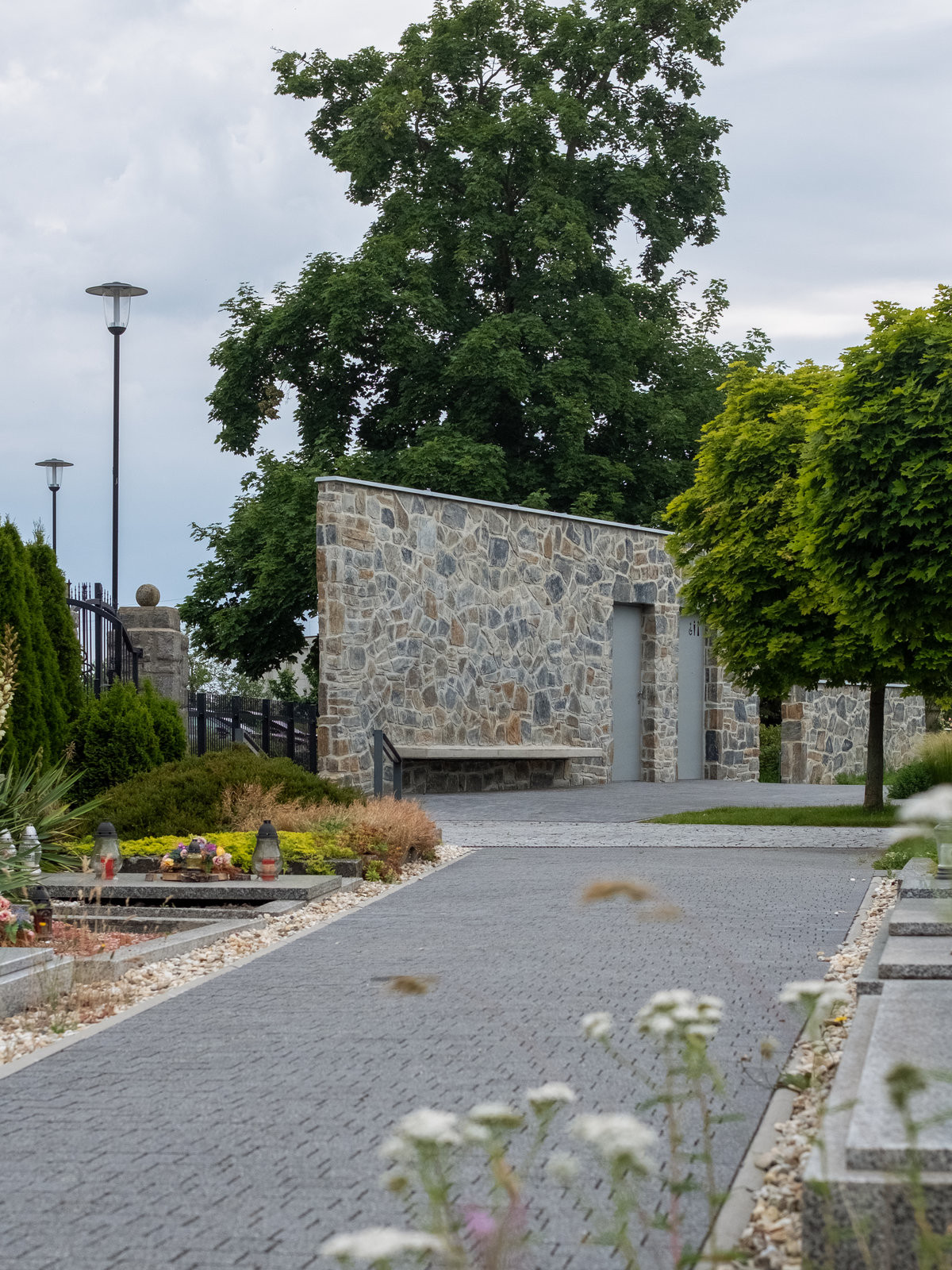 Geometrie domu přímo reaguje na pohyb návštěvníků. (Zázemí hřbitova; bydloarchitekti)