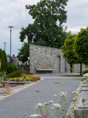 Geometrie domu přímo reaguje na pohyb návštěvníků. (Zázemí hřbitova; bydloarchitekti)