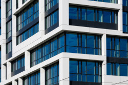 Vel­ko­prosto­ro­vé hli­ní­ko­vé kazety tvo­ří zají­ma­vou fasádu nové­ho síd­la J&T v kancelářském centru Rustonka.