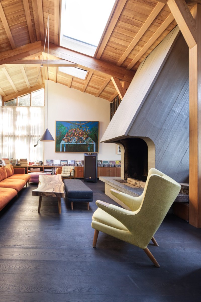 Obývací prostor v místě bývalých ateliérů (Dům Na větru, A1 architects)