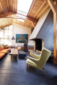 Obývací prostor v místě bývalých ateliérů (Dům Na větru, A1 architects)