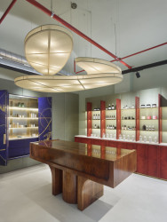 Showroom kosmetiky v Karlíně, P E T R I K + K O T R C & Nora Sopková: Dominantním prvkem obchodu je oddací pult z radnice v severních Čechách. Jedná se o dýhovaný vintage kousek s mosaznými doplňky